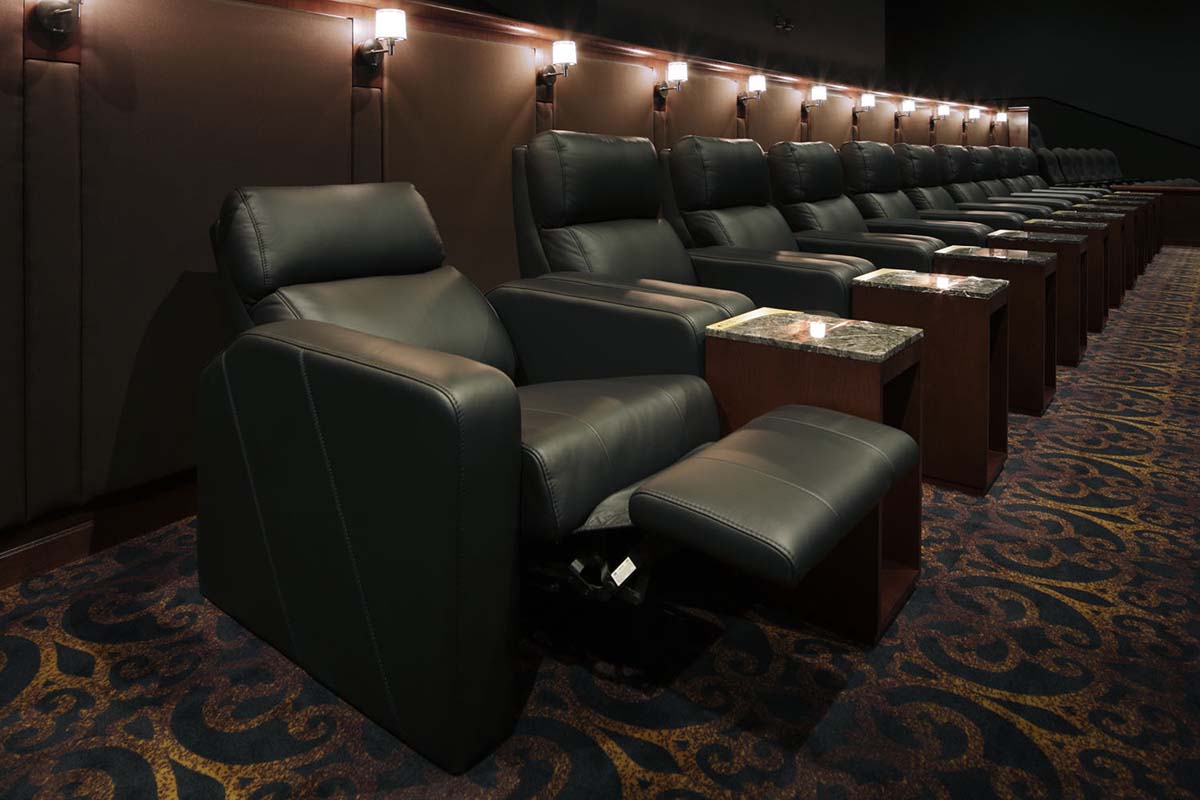 Foto do interior de uma sala de cinema no Japão com assentos reclináveis