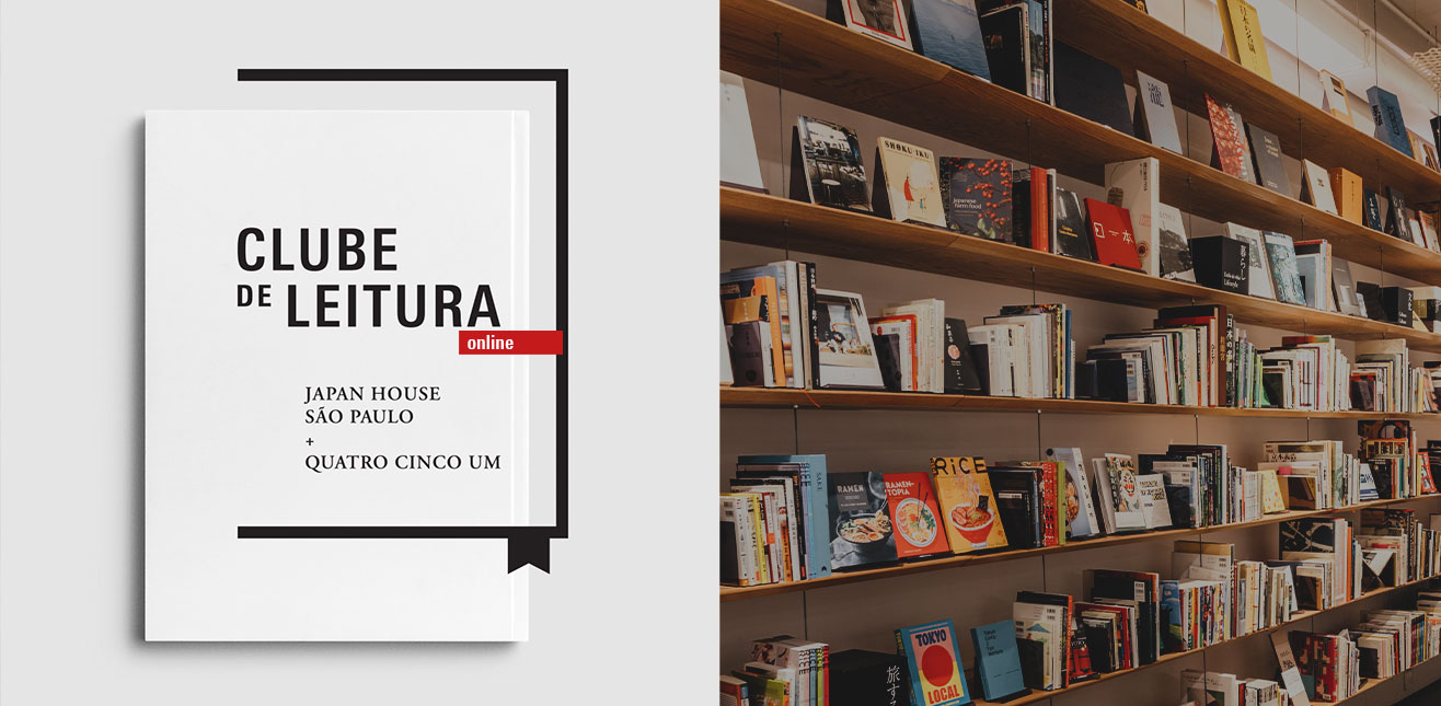 Banner informativo. Clube de leitura online, Japan House São Paulo + Quatro Cinco Um. Ao lado direito, foto de prateleiras de madeira cheias de livros.
