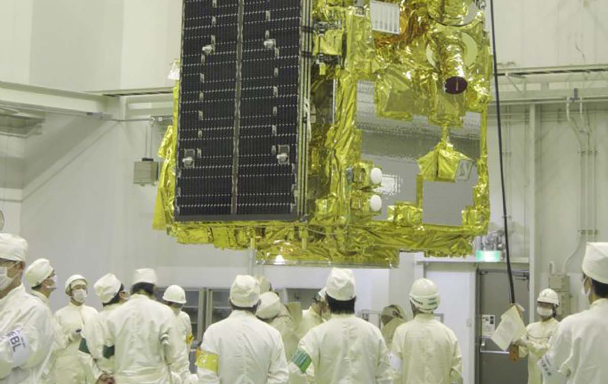 Lifting-the-IBUKI-GOSAT-before-PAF-Payload-Attached-Fitting-and-PSS-Payload-Support-Structure-Assembly