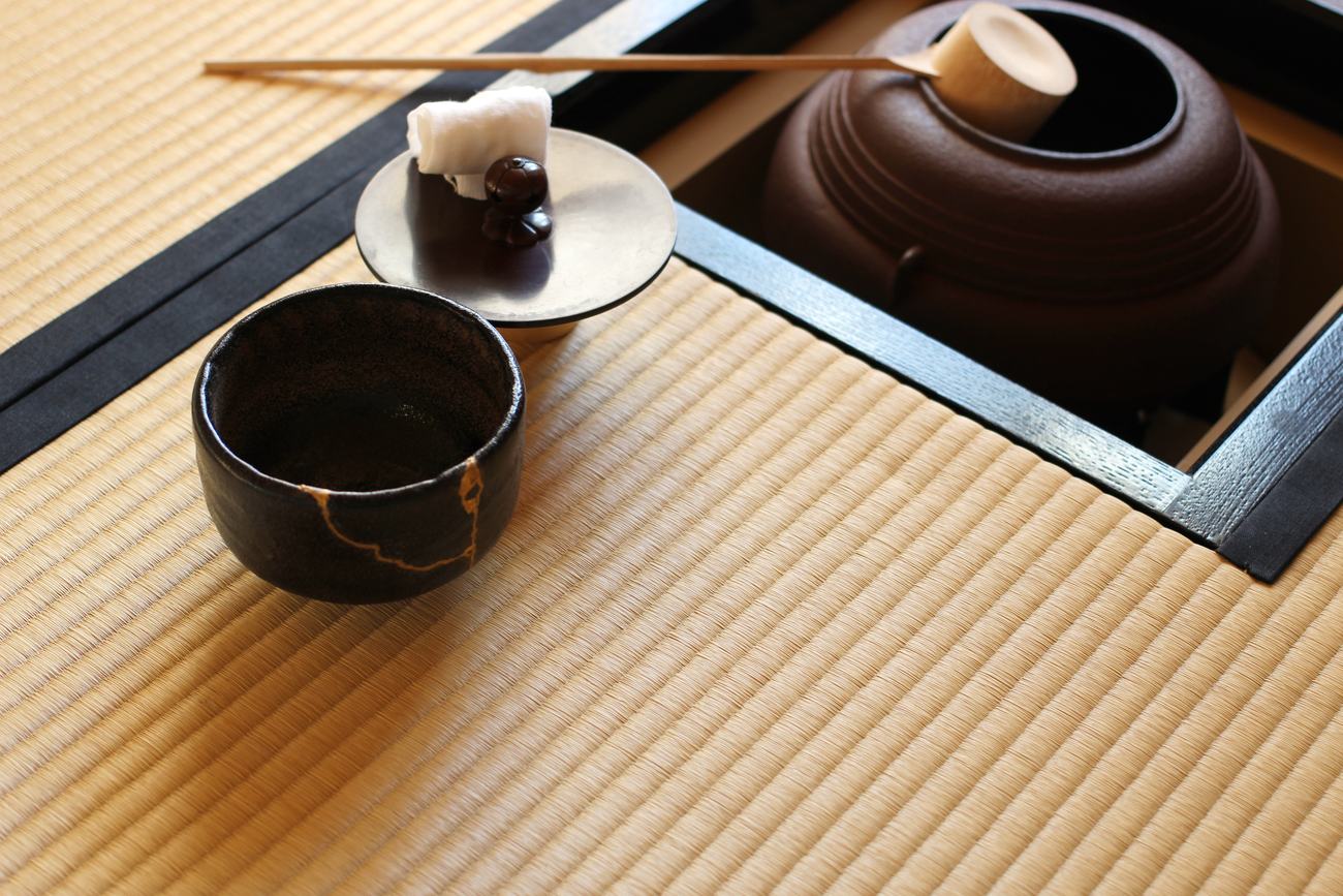 Cerâmica japonesa reparada com kintsugi