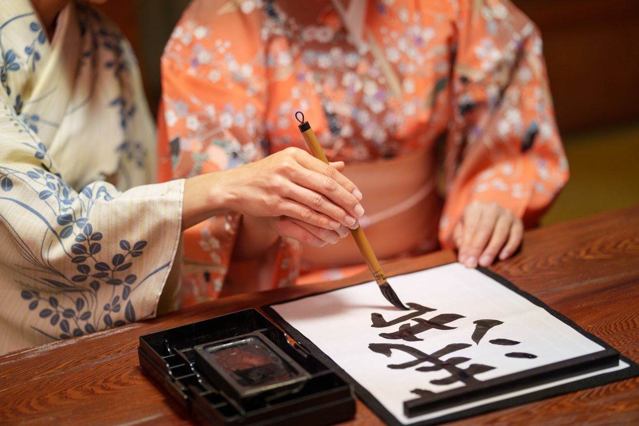 Prática de shodō, a caligrafia japonesa