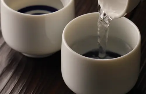  A tradicional fabricação do saquê japonês com o mofo Koji