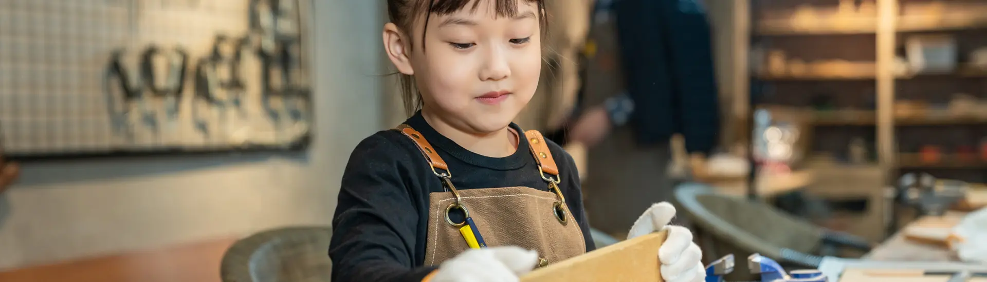 Oficina infantil // Marcenaria com crianças: encaixe meia-madeira com Bruna Kim