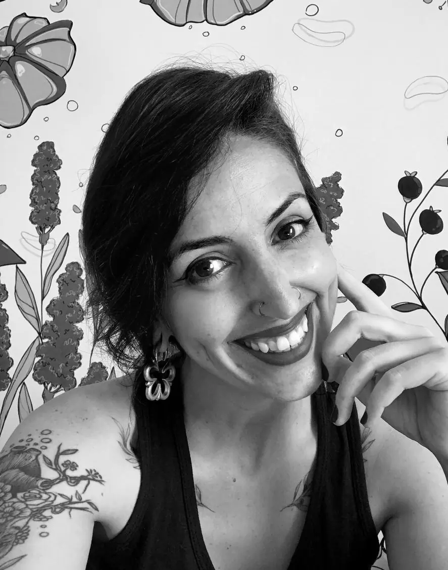 Mulher de cabelo escuro curto e braço tatuado