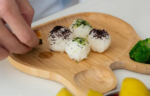  Oficina infantil // Temari Onigiri – bolinho de arroz japonês, com Oyako Tsukemono