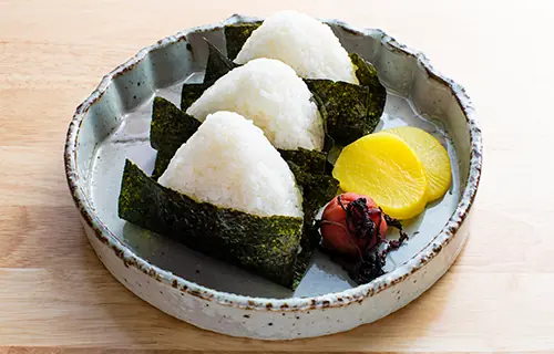 Workshop // Explorando o sal japonês: onigiri, com Oyako Tsukemono